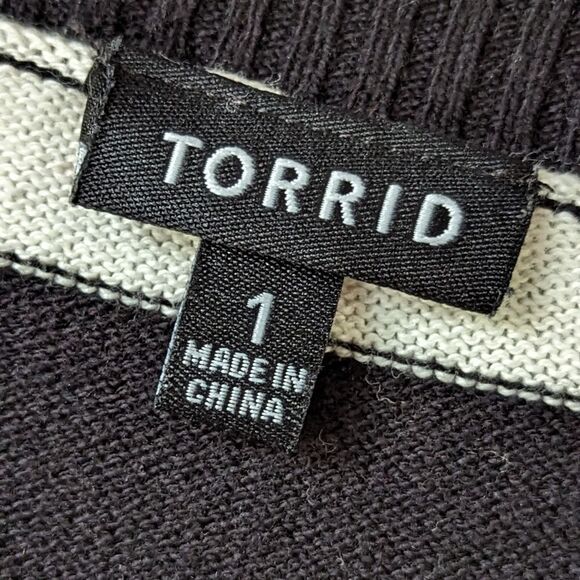 Torrid Quilted Distressed Heart Patch Monochromatic Sweater sz 1X Elbow Patches - Picture 6 of 8